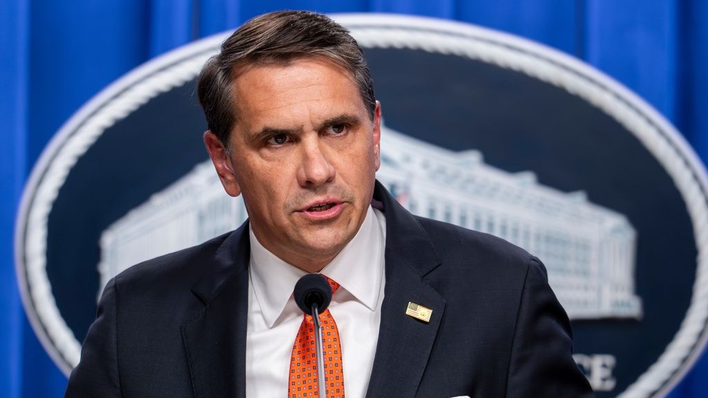 Οι ΗΠΑ θα «διώξουν σθεναρά» το εμπόριο ιρανικού πετρελαίου, λέει ο αναπληρωτής γενικός Εισαγγελέας