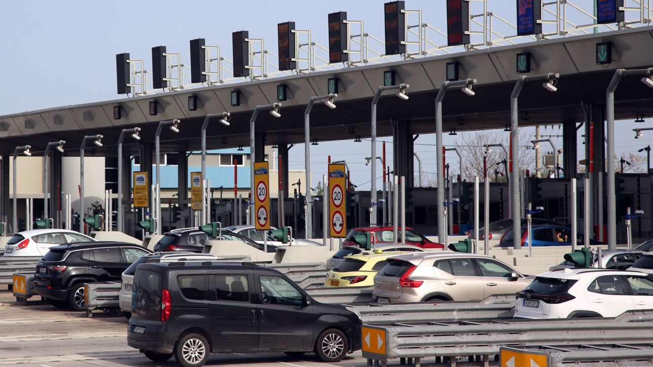 Kατά κύματα η επιστροφή των εκδρομέων του Πάσχα: Ουρές χιλιομέτρων στα διόδια Ελευσίνας