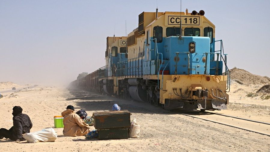 Το πιο επικίνδυνο ταξίδι με τρένο στον κόσμο: 700 χλμ. πάνω σε «σιδηρομετάλλευμα» στη Σαχάρα