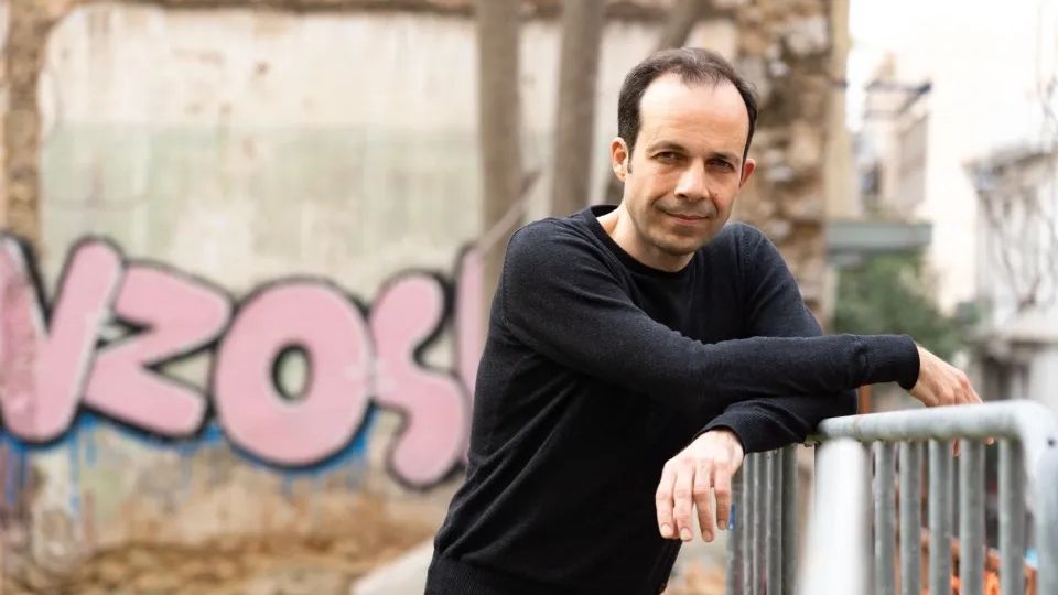 Στο περιθώριο του ορατού: Το «Απέξω» του Αχιλλέα ΙΙΙ μάς αναγκάζει να κοιτάξουμε ξανά