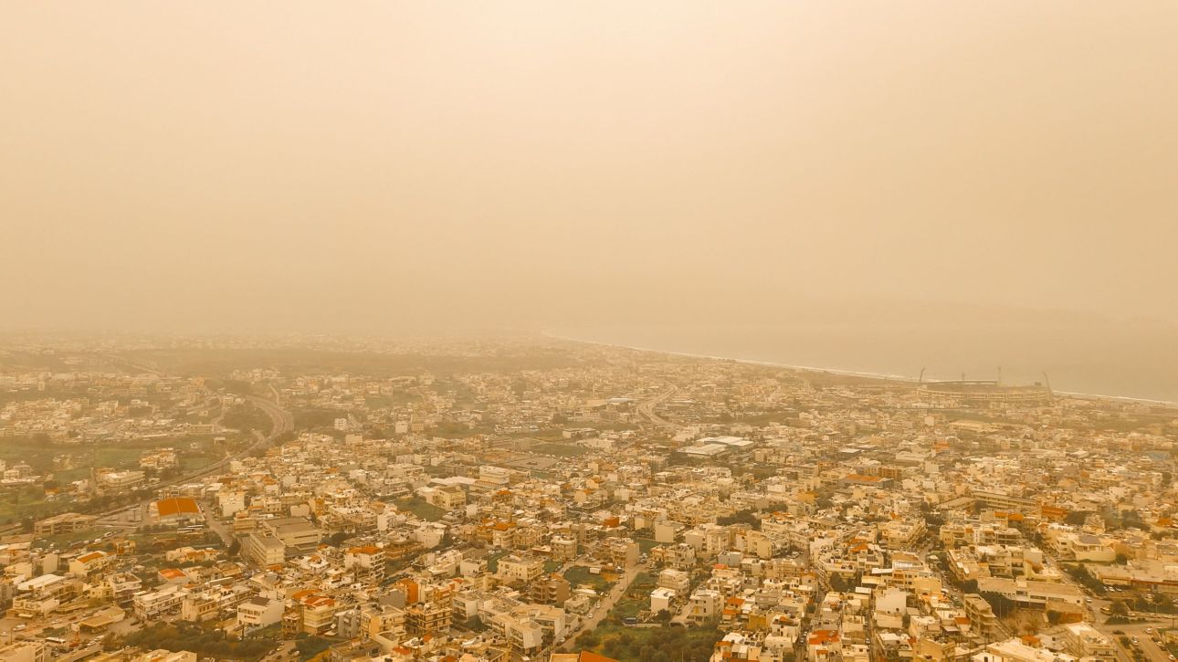 Καιρός: «Κοκτέιλ σκόνης», νοτιάδων και τοπικών βροχών - Στους 25 βαθμούς η θερμοκρασία