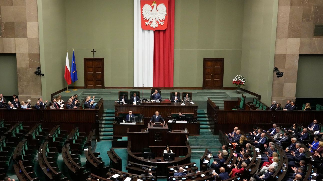 &Pi;&omicron;&lambda;&omega;&nu;ό&sigmaf; &beta;&omicron;&upsilon;&lambda;&epsilon;&upsilon;&tau;ή&sigmaf; &sigma;ή&kappa;&omega;&sigma;&epsilon; &sigma;&eta;&mu;&alpha;ί&alpha; &tau;&omicron;&upsilon; &Iota;&sigma;&rho;&alpha;ή&lambda; &mu;&epsilon; &sigma;&beta;ά&sigma;&tau;&iota;&kappa;&alpha;: &laquo;&Epsilon;ί&nu;&alpha;&iota; &tau;&omicron; &nu;έ&omicron; &Tau;&rho;ί&tau;&omicron; &Rho;ά&iota;&chi;&raquo;