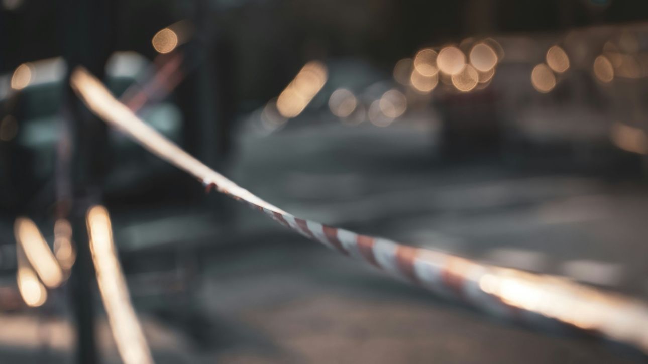 &Kappa;&iota;&nu;&eta;&mu;&alpha;&tau;&omicron;&gamma;&rho;&alpha;&phi;&iota;&kappa;ή &lambda;&eta;&sigma;&tau;&epsilon;ί&alpha; &sigma;&tau;&eta; &Nu;ά&pi;&omicron;&lambda;&eta;: &Delta;&rho;ά&sigma;&tau;&epsilon;&sigmaf; &epsilon;&iota;&sigma;έ&beta;&alpha;&lambda;&alpha;&nu; &sigma;&epsilon; &tau;&rho;ά&pi;&epsilon;&zeta;&alpha; &mu;&epsilon; &mu;ά&sigma;&kappa;&epsilon;&sigmaf; &eta;&theta;&omicron;&pi;&omicron;&iota;ώ&nu;