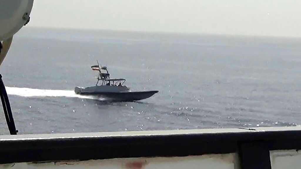 Ποιος είναι ο «στόλος των κουνουπιών» του Ιράν που «παρενοχλεί» ισχυρότερα πλοία