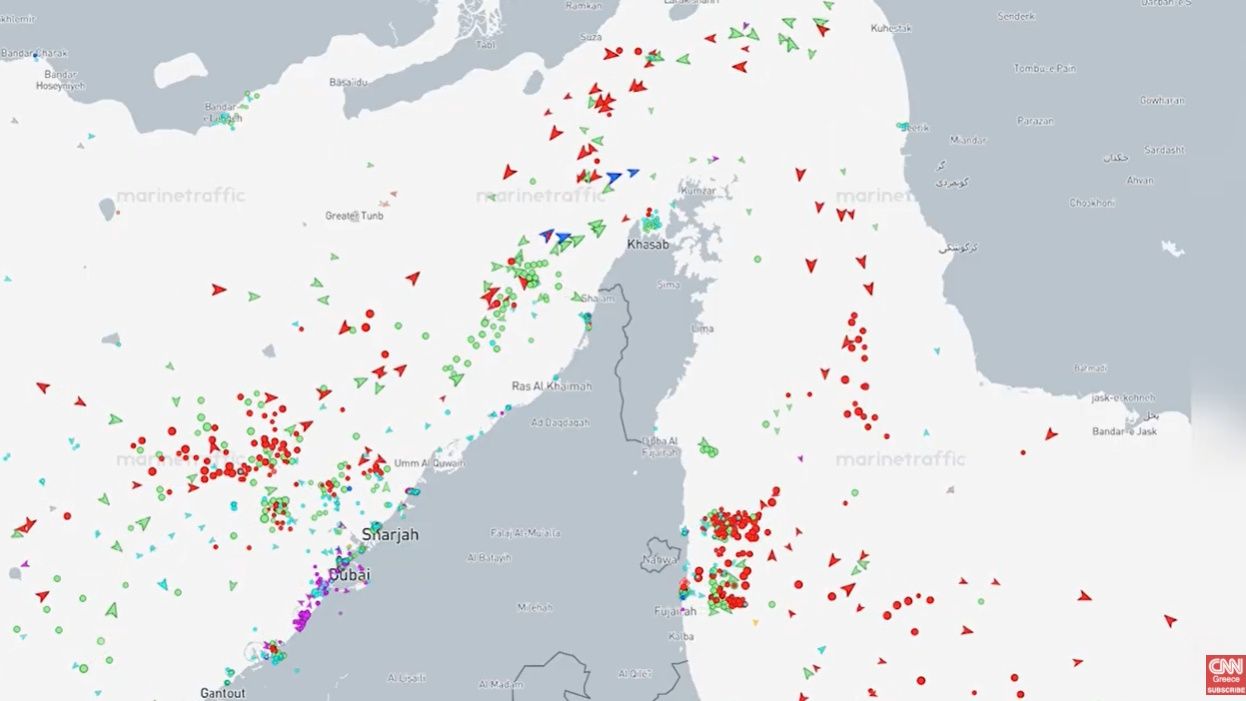 «Όπισθεν» ολοταχώς κάνουν τα δεξαμενόπλοια στα Στενά του Ορμούζ - Βίντεο