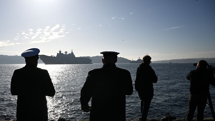 Αντιτορπιλικά, αεροπλανοφόρα, αμφίβια: Με ποια μέσα οι ΗΠΑ «μπλοκάρουν» τα λιμάνια του Ιράν