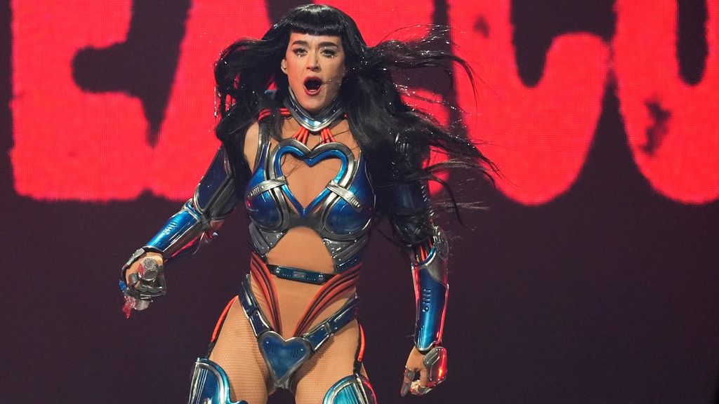 Η Κέιτι Πέρι έριξε…πιστωτική κάρτα στη Φοντάνα ντι Τρέβι για καλή τύχη