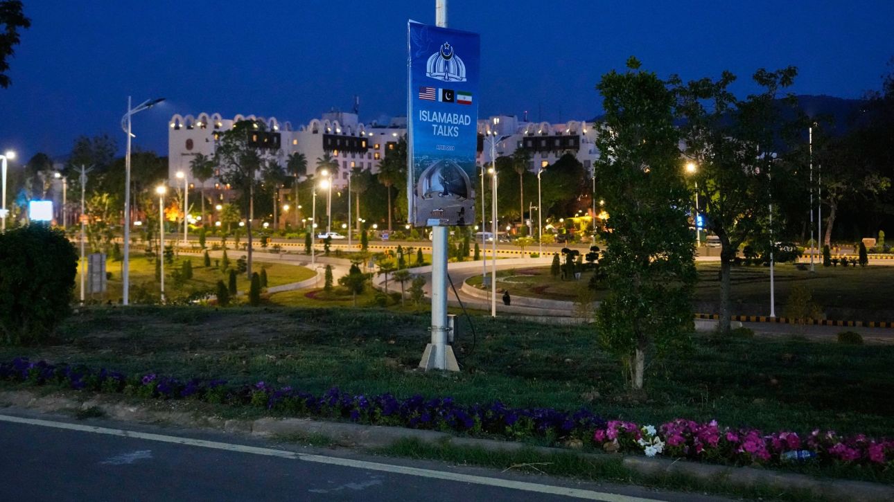 &Omicron; &Tau;&rho;&alpha;&mu;&pi; &pi;&alpha;&rho;έ&tau;&epsilon;&iota;&nu;&epsilon; &tau;&eta;&nu; &epsilon;&kappa;&epsilon;&chi;&epsilon;&iota;&rho;ί&alpha; &mu;&epsilon; &tau;&omicron; &Iota;&rho;ά&nu; - Ά&gamma;&nu;&omega;&sigma;&tau;&omicron; &tau;&omicron; &mu;έ&lambda;&lambda;&omicron;&nu; &tau;&omega;&nu; &sigma;&upsilon;&zeta;&eta;&tau;ή&sigma;&epsilon;&omega;&nu; &sigma;&tau;&omicron; &Iota;&sigma;&lambda;&alpha;&mu;&alpha;&mu;&pi;ά&nu;&tau;