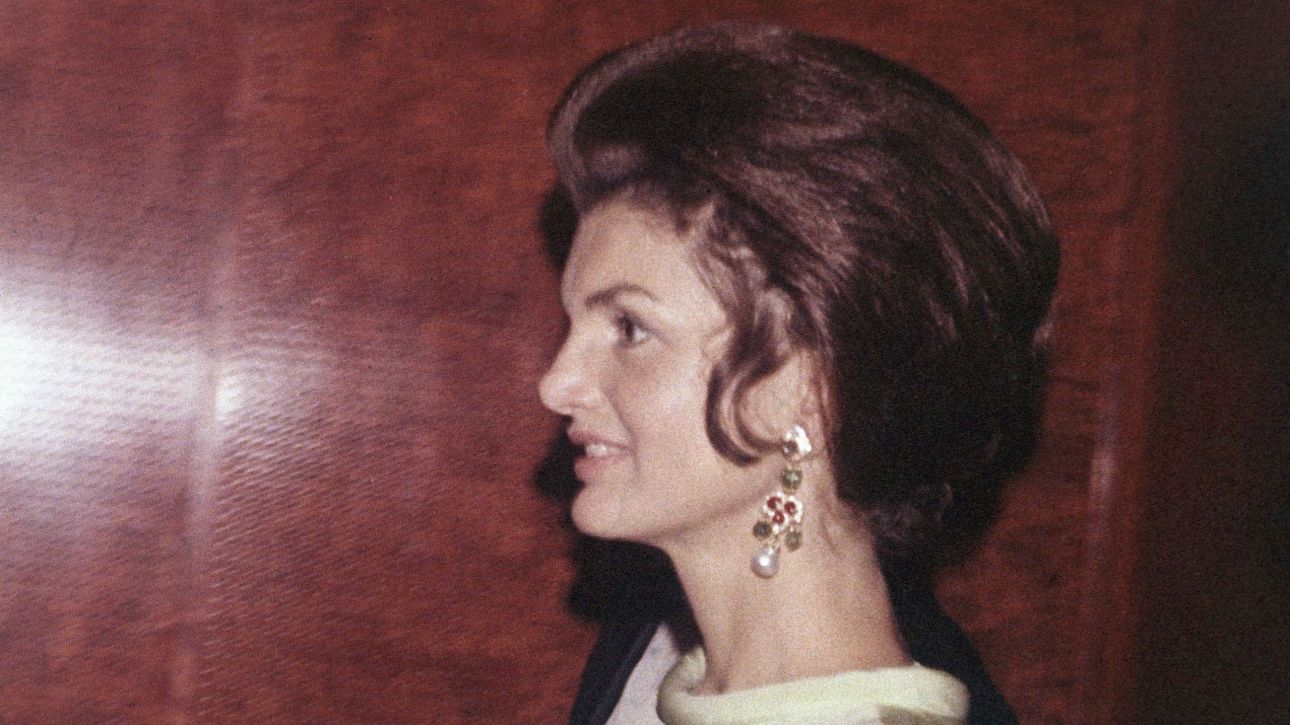 Χαμός στη δημοπρασία της Τζάκι Κένεντι Ωνάση: Αντικείμενά της πουλήθηκαν για εκατομμύρια