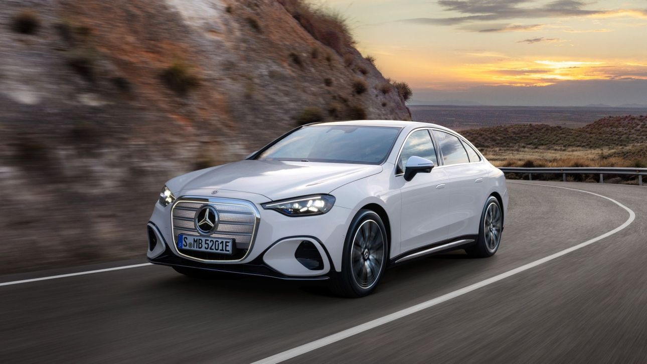 &Eta; &nu;έ&alpha; Mercedes C-Class &epsilon;ί&nu;&alpha;&iota; &eta;&lambda;&epsilon;&kappa;&tau;&rho;&iota;&kappa;ή &kappa;&alpha;&iota; &delta;&iota;&alpha;&phi;&omicron;&rho;&epsilon;&tau;&iota;&kappa;ή
