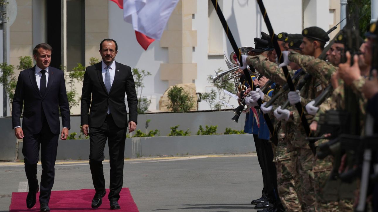 &Chi;&rho;&iota;&sigma;&tau;&omicron;&delta;&omicron;&upsilon;&lambda;ί&delta;&eta;&sigmaf; &sigma;&epsilon; &Mu;&alpha;&kappa;&rho;ό&nu;: &laquo;&Omicron;&iota; &pi;&rho;&alpha;&gamma;&mu;&alpha;&tau;&iota;&kappa;&omicron;ί &phi;ί&lambda;&omicron;&iota; &phi;&alpha;ί&nu;&omicron;&nu;&tau;&alpha;&iota; &sigma;&tau;&alpha; &delta;ύ&sigma;&kappa;&omicron;&lambda;&alpha;&raquo;