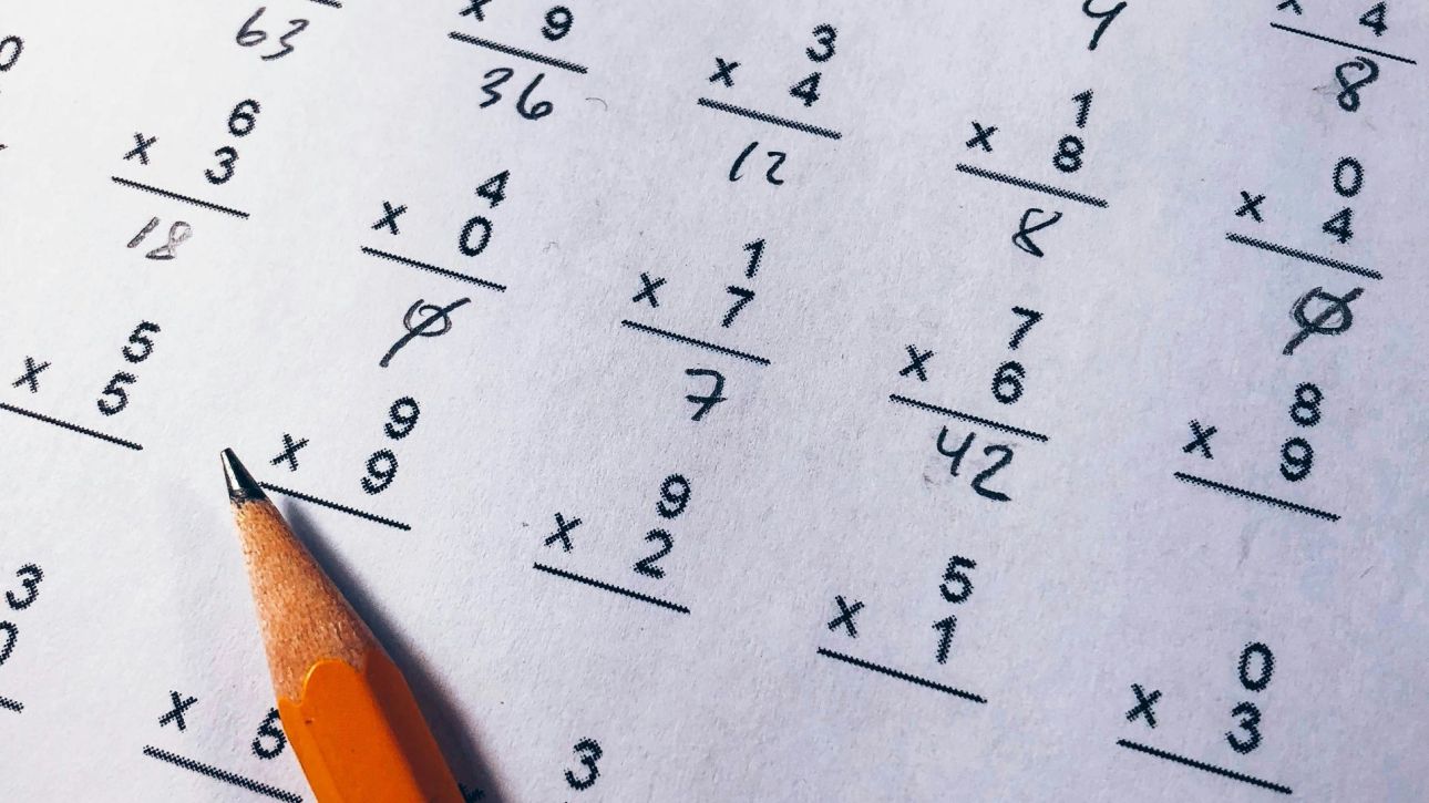 UNESCO: &Pi;&iota;&sigma;&omega;&gamma;ύ&rho;&iota;&sigma;&mu;&alpha; &sigma;&tau;&alpha; &mu;&alpha;&theta;&eta;&mu;&alpha;&tau;&iota;&kappa;ά &gamma;&iota;&alpha; &tau;&alpha; &kappa;&omicron;&rho;ί&tau;&sigma;&iota;&alpha; - &Tau;&iota; &rho;ό&lambda;&omicron; έ&pi;&alpha;&iota;&xi;&epsilon; &omicron; Covid19