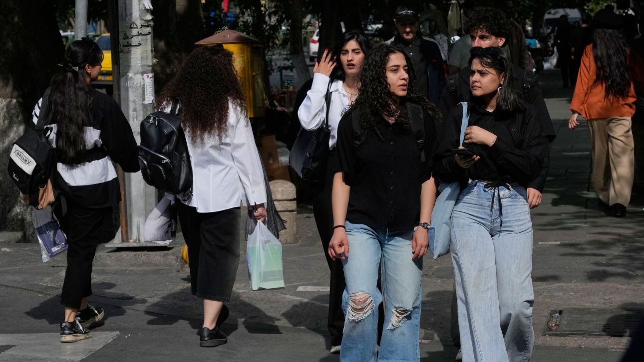 &Iota;&rho;ά&nu;: &Eta; &mu;&alpha;&nu;&tau;ί&lambda;&alpha; &pi;έ&phi;&tau;&epsilon;&iota; &sigma;&iota;&gamma;ά-&sigma;&iota;&gamma;ά, &alpha;&lambda;&lambda;ά &omicron;&iota; &pi;&epsilon;&rho;&iota;&omicron;&rho;&iota;&sigma;&mu;&omicron;ί &pi;&alpha;&rho;&alpha;&mu;έ&nu;&omicron;&upsilon;&nu;