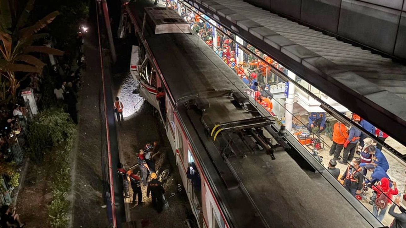 Ινδονησία: Σύγκρουση τρένων σε σιδηροδρομικό σταθμό κοντά στην Τζακάρτα