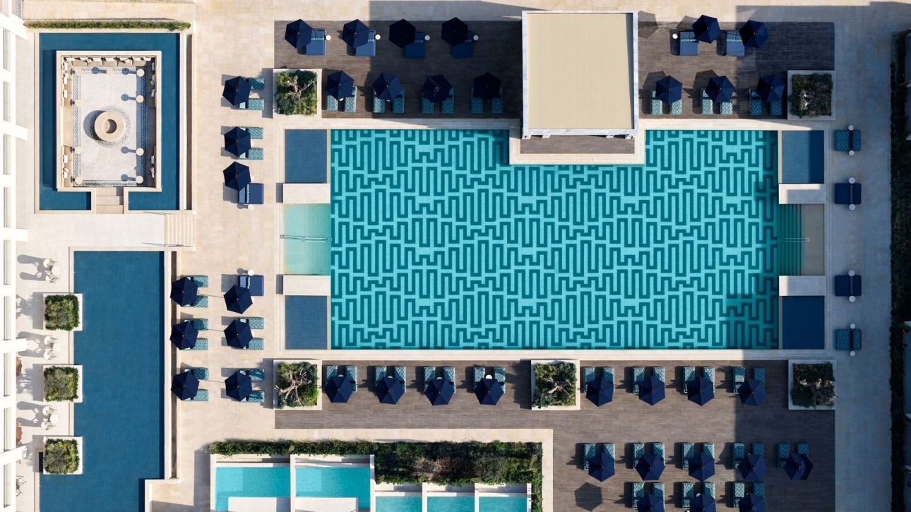 Hotel news: &Tau;&rho;ί&alpha; &epsilon;&nu;&tau;&upsilon;&pi;&omega;&sigma;&iota;&alpha;&kappa;ά &nu;έ&alpha; resorts &alpha;&nu;&omicron;ί&gamma;&omicron;&upsilon;&nu; &tau;&iota;&sigmaf; &pi;ό&rho;&tau;&epsilon;&sigmaf; &tau;&omicron;&upsilon;&sigmaf; &sigma;&epsilon; &Rho;ό&delta;&omicron;, &Kappa;&rho;ή&tau;&eta; &kappa;&alpha;&iota; &Pi;ά&rho;&omicron;