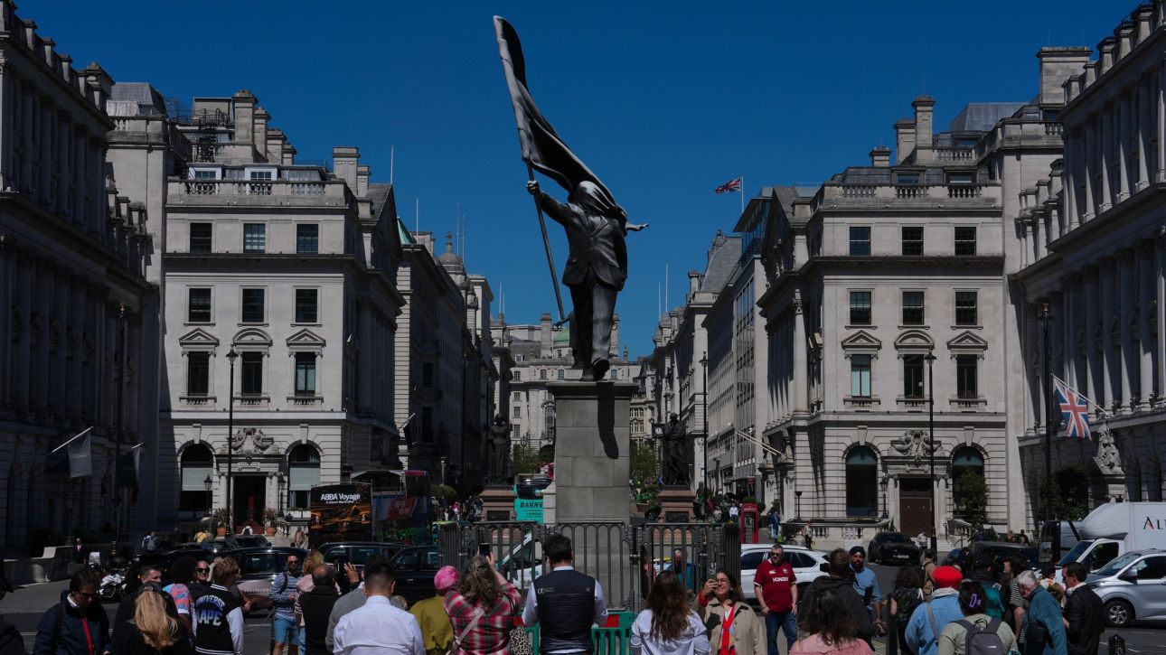 Άγαλμα με την υπογραφή του Banksy εμφανίστηκε στο κεντρικό Λονδίνο