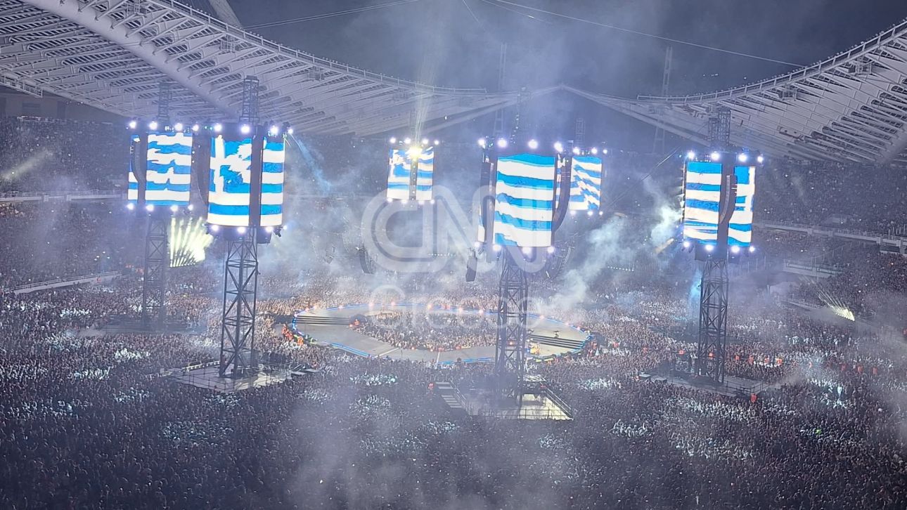Μετά το «Ζορμπά» και τις «Τρύπες» οι Metallica... έβαψαν το ΟΑΚΑ με ελληνικές σημαίες