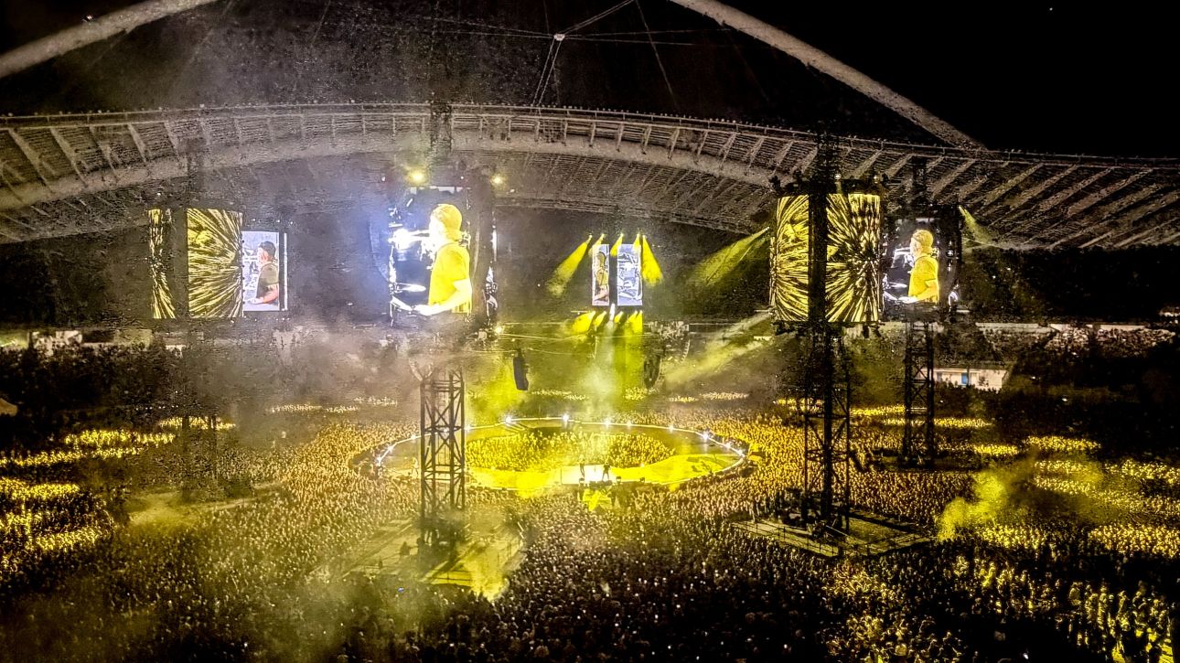 Παραλήρημα με το συρτάκι «Ζορμπά» των Metallica στο ΟΑΚΑ - Τραγούδησαν «Τρύπες»