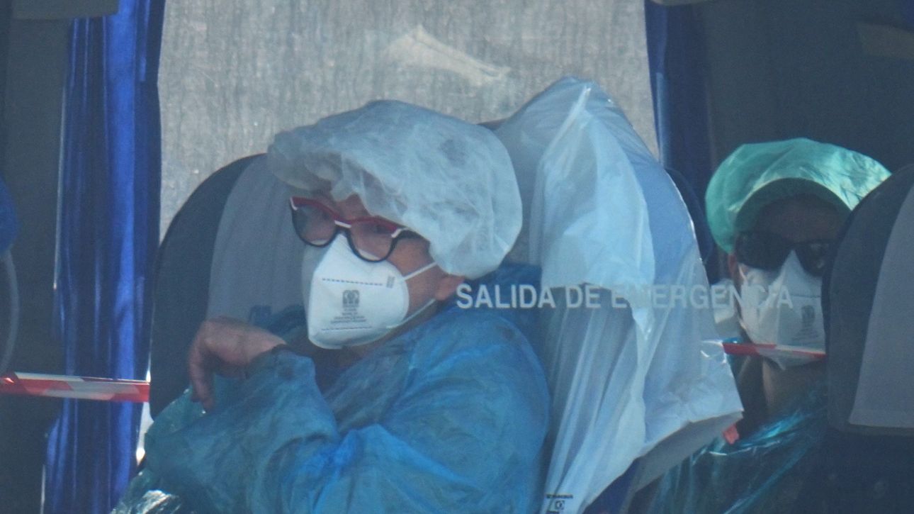 Η στιγμή που οι 14 Ισπανοί επιβάτες στο κρουαζιερόπλοιο με τον χανταϊό φτάνουν στο νοσοκομείο