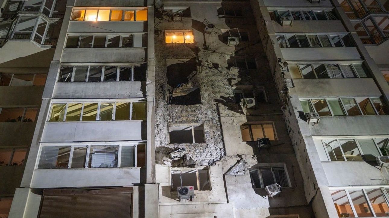 Ένας νεκρός και 16 τραυματίες από μαζική ρωσική επίθεση με πυραύλους και drones στο Κίεβο