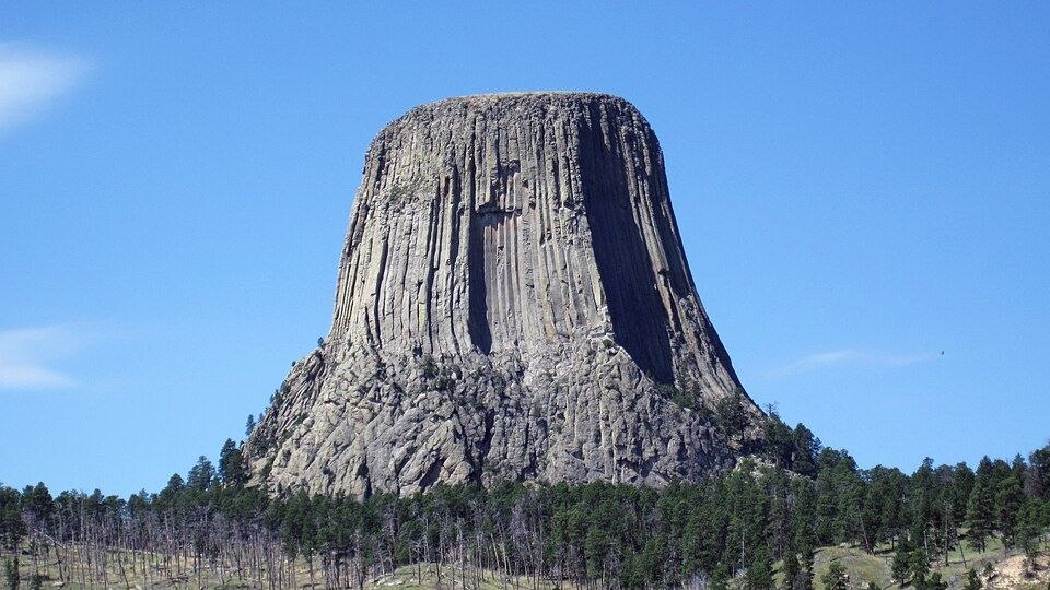 Devils Tower: Το «βουνό των εξωγήινων» που έγινε παγκόσμιο φαινόμενο