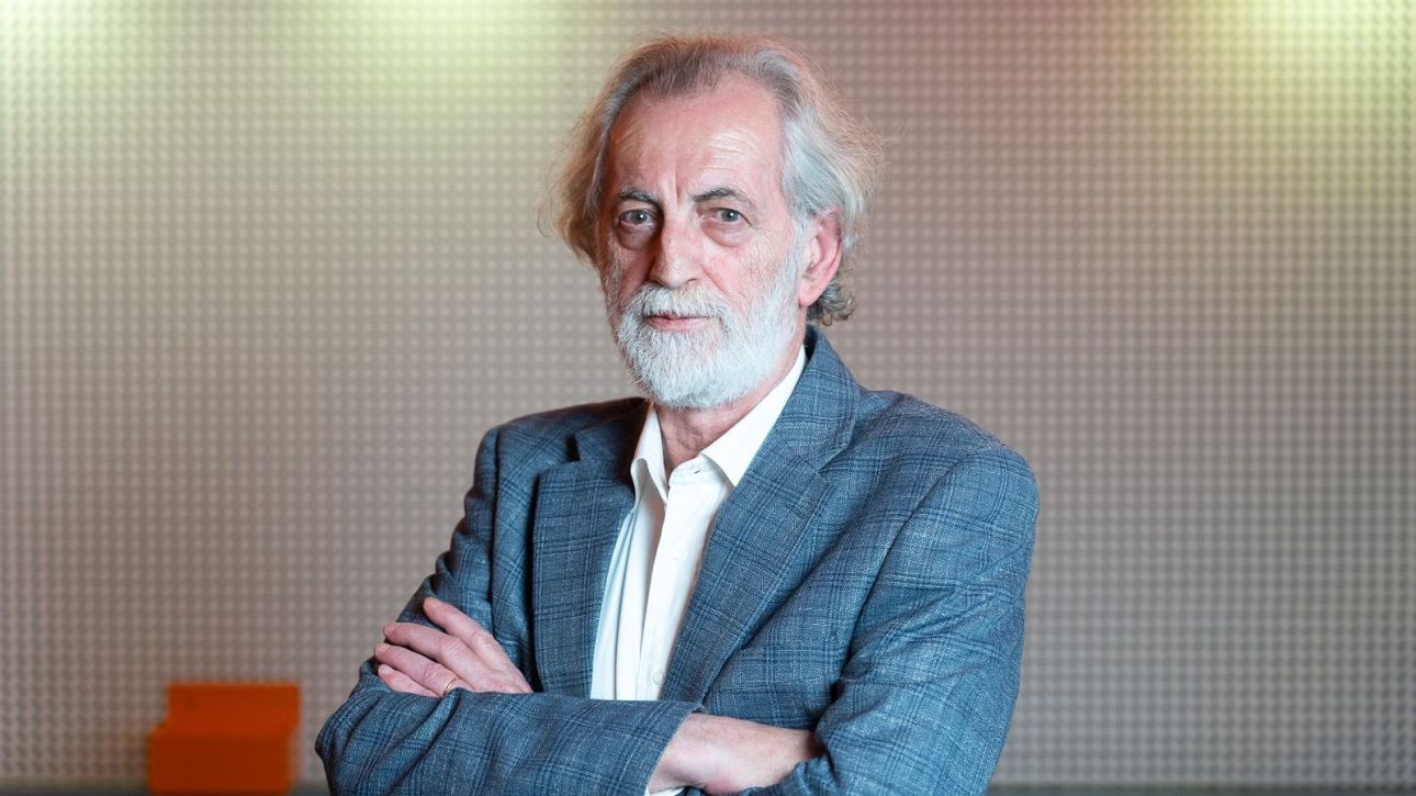 Ο Μιχάλης Αεράκης Επί Σκηνής: «Με τον Θεό έχω απευθείας επικοινωνία. Δεν μεσολαβούν άγιοι»