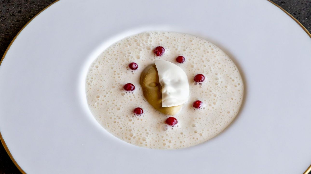 Δείπνα με ηχηρές υπογραφές, διάσημοι guest chefs και σπάνιες ετικέτες αυτές τις μέρες στην πόλη