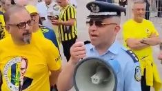 Πώς ο διοικητής του ΑΤ  Αγ. Παντελεήμονα καθοδηγεί τους φιλάθλους της Φενέρ στα τουρκικά