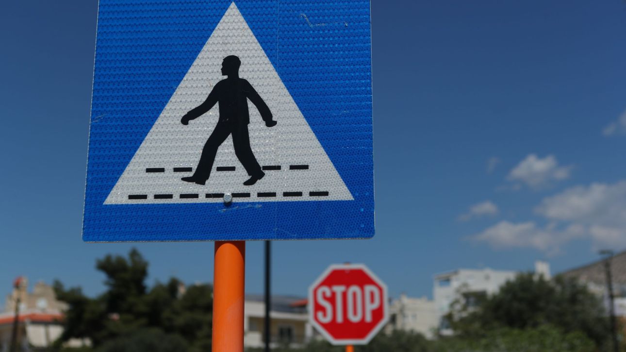 Θεσσαλονίκη: Πινακίδα σήμανσης έπεσε στο κεφάλι γυναίκας που περπατούσε σε πάρκο