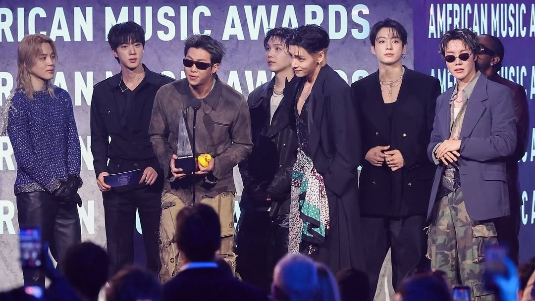 Η K-pop κατέκτησε τα AMA 2026: Οι BTS έγραψαν ιστορία και η Τέιλορ Σουίφτ έφυγε χωρίς βραβείο