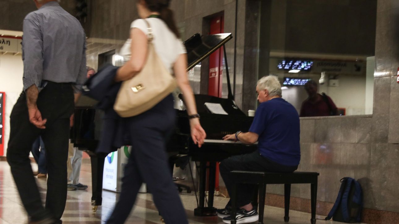 Ενα πιάνο για τους επιβάτες στο Σύνταγμα - Κάποιοι ήδη έπαιξαν τις πρώτες μελωδίες