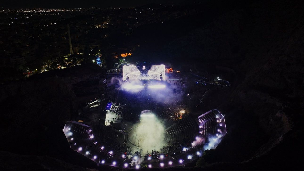 Adriatique: &Epsilon;&nu;&tau;&upsilon;&pi;&omega;&sigma;&iota;&alpha;&kappa;ό &mu;&omicron;&upsilon;&sigma;&iota;&kappa;ό experience &sigma;&tau;&eta;&nu; &Alpha;&theta;ή&nu;&alpha; &ndash; Live visuals &kappa;&alpha;&iota; &delta;&upsilon;&nu;&alpha;&tau;ά beats &alpha;&pi;ό &tau;&eta;&nu;&nbsp;Allwyn