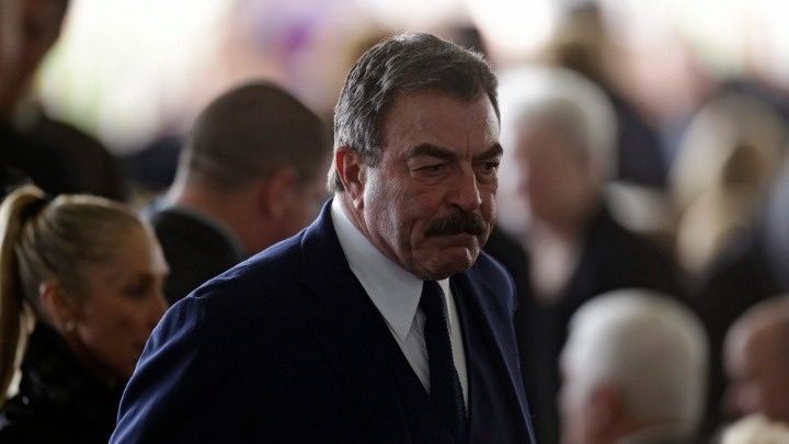 Ο Τομ Σέλεκ αναλαμβάνει ρόλο παρουσιαστή και παραγωγού σε νέα σειρά για το έγκλημα στις ΗΠΑ
