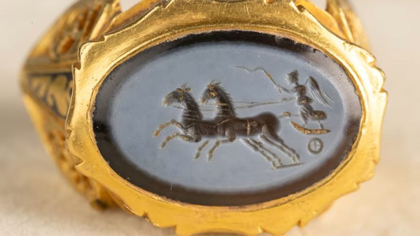 Ερασιτέχνης ανακάλυψε μοναδικό χρυσό δαχτυλίδι των Ρωμαίων