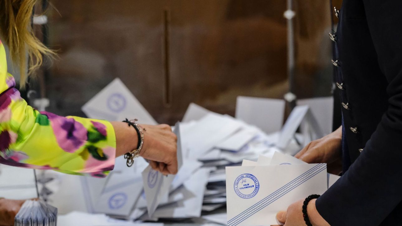 Δημοσκόπηση Interview: Σταθερά πρώτη με διαφορά ΝΔ - Παγιώνε