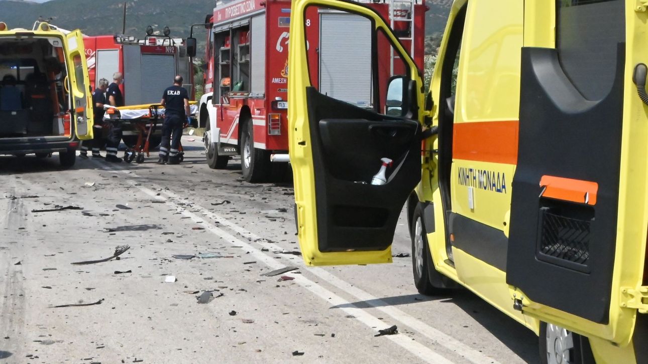 Νταλίκα συγκρούστηκε με ΙΧ μετά τα διόδια Μαλγάρων - Μία γυν
