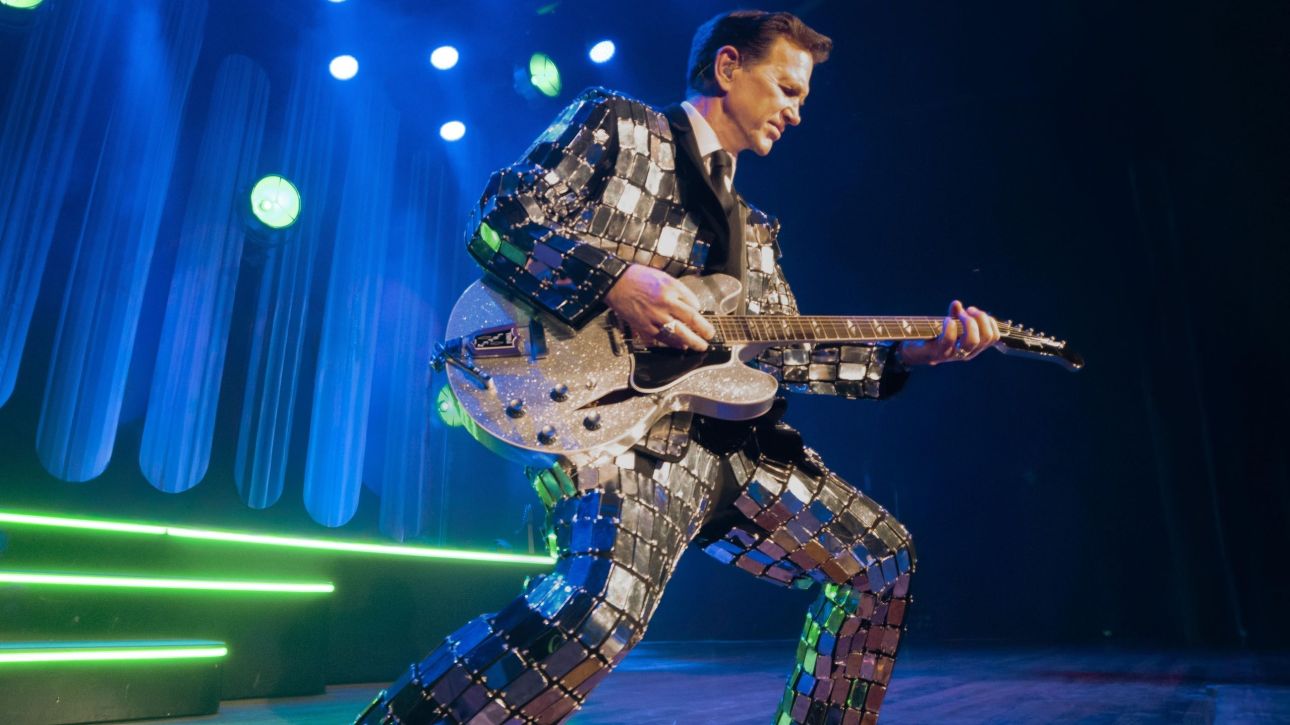 Special show &mu;&epsilon; &tau;&omicron;&nu; Chris Isaak &sigma;&tau;&omicron; &Delta;&eta;&mu;&omicron;&tau;&iota;&kappa;ό &Theta;έ&alpha;&tau;&rho;&omicron; &Lambda;&upsilon;&kappa;&alpha;&beta;&eta;&tau;&tau;&omicron;ύ