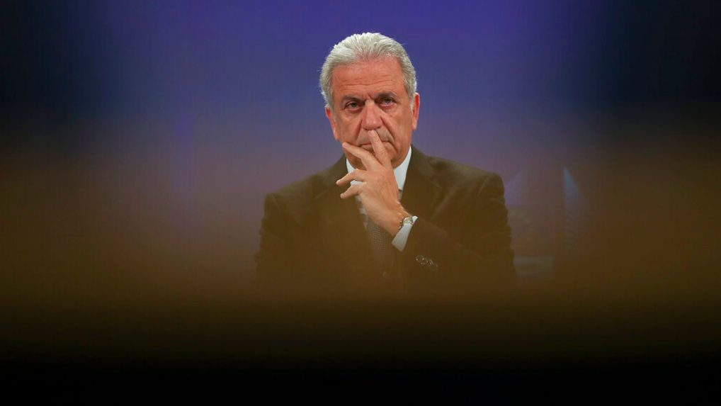 Αβραμόπουλος για ένταλμα: «Θα κινηθώ θεσμικά, πολιτικά και νομικά» - Γαλάζιος «πονοκέφαλος»