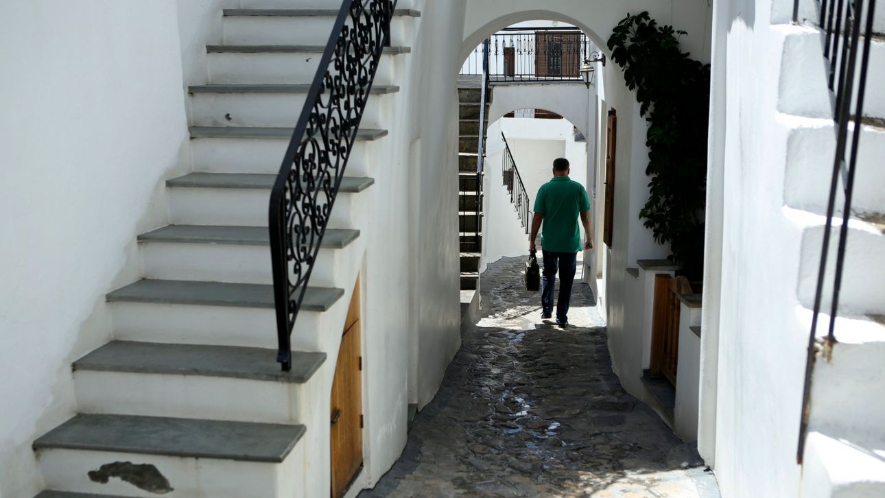 &Eta; &Sigma;&kappa;ύ&rho;&omicron;&sigmaf; &alpha;&pi;ό &psi;&eta;&lambda;ά: &Delta;&omicron;&rho;&upsilon;&phi;&omicron;&rho;&iota;&kappa;ή &epsilon;&iota;&kappa;ό&nu;&alpha; &alpha;&pi;&omicron;&tau;&upsilon;&pi;ώ&nu;&epsilon;&iota; &tau;&omicron;&nu; &laquo;&gamma;&upsilon;&mu;&nu;ό&raquo; &Nu;ό&tau;&omicron; &kappa;&alpha;&iota; &tau;&omicron;&nu; &kappa;&alpha;&tau;&alpha;&pi;&rho;ά&sigma;&iota;&nu;&omicron; &Beta;&omicron;&rho;&rho;ά