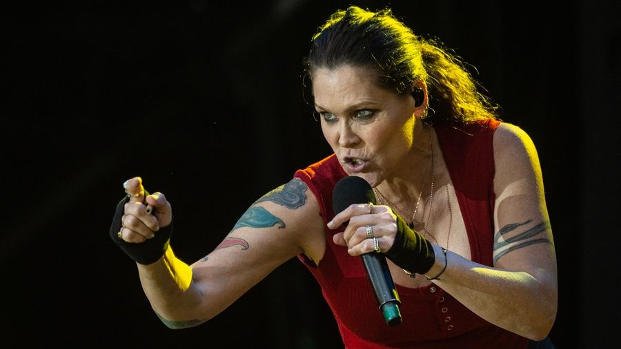 Στη Μύκονο για διακοπές η Beth Hart πριν τη συναυλία στον Λυκαβηττό