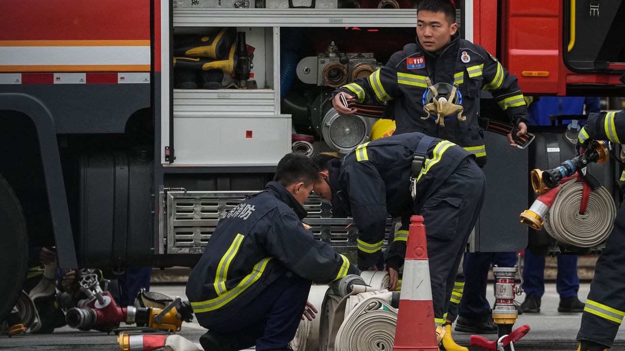&Pi;&upsilon;&rho;&kappa;&alpha;&gamma;&iota;ά &sigma;&tau;&eta;&nu; &Kappa;ί&nu;&alpha;: &Sigma;&tau;&omicron;&upsilon;&sigmaf; 28 &omicron;&iota; &nu;&epsilon;&kappa;&rho;&omicron;ί &alpha;&pi;ό &tau;&eta;&nu; &phi;&omega;&tau;&iota;ά &sigma;&epsilon; &epsilon;&rho;&gamma;&omicron;&sigma;&tau;ά&sigma;&iota;&omicron; &upsilon;&pi;&omicron;&delta;&eta;&mu;ά&tau;&omega;&nu;