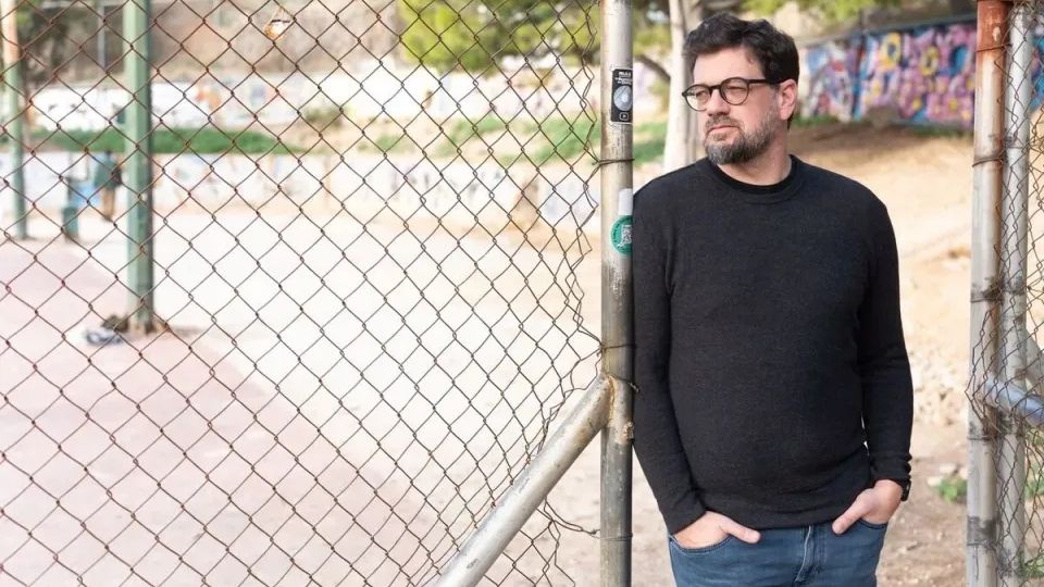 Bookreads: Ο Άκης Παπαντώνης καταγράφει τις αθέατες ρωγμές των ανθρώπων