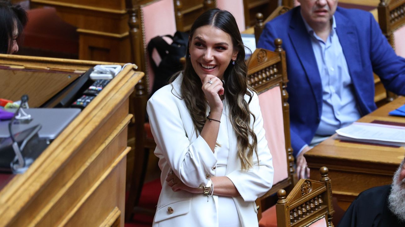 &Sigma;&Upsilon;&Rho;&Iota;&Zeta;&Alpha;: &Omicron;&rho;&kappa;ί&sigma;&tau;&eta;&kappa;&epsilon; &sigma;&tau;&eta; &theta;έ&sigma;&eta; &tau;&omicron;&upsilon; &Gamma;&iota;ώ&rho;&gamma;&omicron;&upsilon; &Kappa;&alpha;&rho;&alpha;&mu;έ&rho;&omicron;&upsilon; &eta; &Mu;&upsilon;&rho;&tau;ώ &Kappa;&omicron;&rho;&omicron;&beta;έ&sigma;&eta;