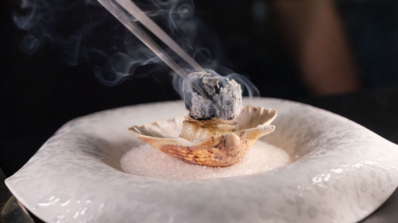 &Tau;&omicron; fine dining &sigma;&upsilon;&nu;&alpha;&nu;&tau;ά &tau;&omicron;&nu; &xi;&upsilon;&lambda;ό&phi;&omicron;&upsilon;&rho;&nu;&omicron; &sigma;&epsilon; έ&nu;&alpha; top hospitality concept &sigma;&tau;&omicron; &nu;&eta;&sigma;ί &tau;&omega;&nu; &alpha;&nu;έ&mu;&omega;&nu;