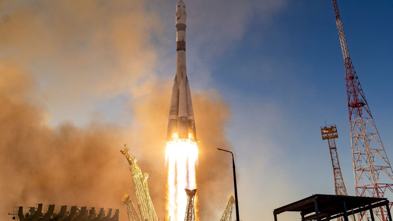 &Epsilon;&kappa;&tau;&omicron;&xi;&epsilon;ύ&tau;&eta;&kappa;&epsilon; &tau;&omicron; &delta;&iota;&alpha;&sigma;&tau;&eta;&mu;ό&pi;&lambda;&omicron;&iota;&omicron; Soyuz - &Delta;ύ&omicron; &Rho;ώ&sigma;&omicron;&iota; &kappa;&omicron;&sigma;&mu;&omicron;&nu;&alpha;ύ&tau;&epsilon;&sigmaf; &kappa;&alpha;&iota; &Alpha;&mu;&epsilon;&rho;&iota;&kappa;&alpha;&nu;ό&sigmaf; &alpha;&sigma;&tau;&rho;&omicron;&nu;&alpha;ύ&tau;&eta;&sigmaf; &tau;&omicron; &pi;&lambda;ή&rho;&omega;&mu;&alpha;