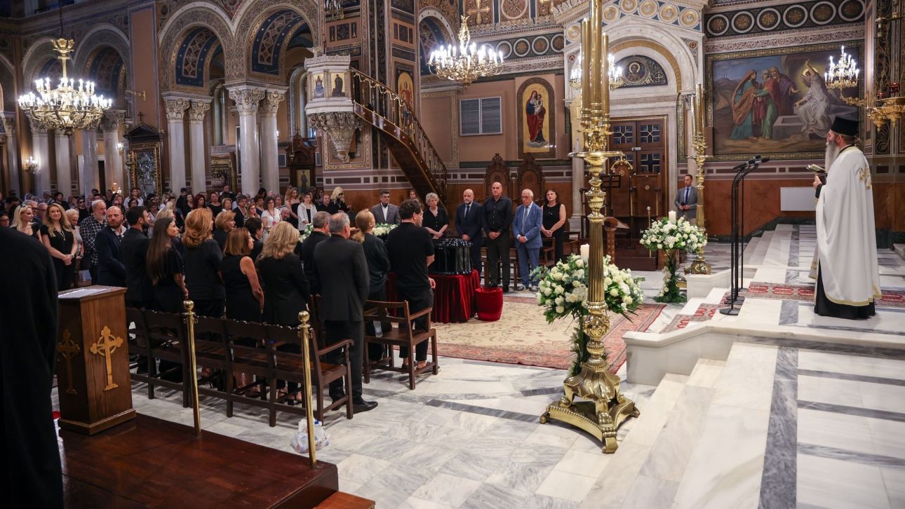 &Mu;ά&rho;&omega; &Kappa;&omicron;&nu;&tau;&omicron;ύ, &tau;&omicron; &laquo;&gamma;&epsilon;&nu;&nu;&alpha;ί&omicron; &theta;&eta;&lambda;&upsilon;&kappa;ό&raquo; &kappa;&alpha;&iota; &laquo;&alpha;έ&rho;&iota;&nu;&omicron; &pi;&lambda;ά&sigma;&mu;&alpha;&raquo; - &Eta; &Epsilon;&lambda;&lambda;ά&delta;&alpha; &alpha;&pi;&omicron;&chi;&alpha;&iota;&rho;έ&tau;&eta;&sigma;&epsilon; &tau;&eta;&nu; &laquo;&Epsilon;&lambda;&epsilon;&nu;ί&tau;&sigma;&alpha;&raquo; &tau;&eta;&sigmaf;