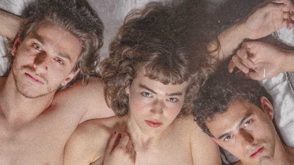 «The Dreamers»: Ο Κωνσταντίνος Ρήγος μεταφέρει στη σκηνή το εμβληματικό έργο του Μπερτολούτσι