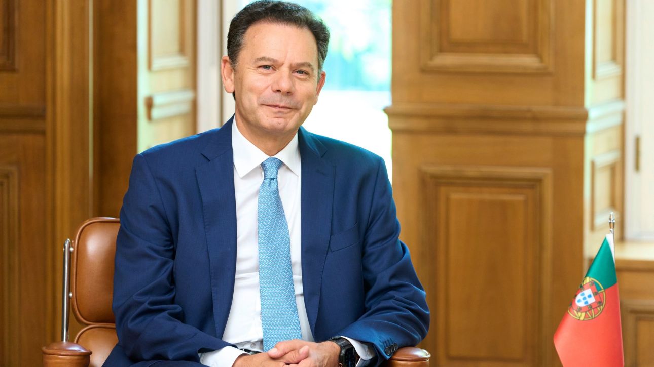&Pi;&omicron;&rho;&tau;&omicron;&gamma;&alpha;&lambda;ί&alpha;: &laquo;&Pi;&rho;ά&sigma;&iota;&nu;&omicron; &phi;&omega;&sigmaf;&raquo; &sigma;&epsilon; &nu;&omicron;&mu;&omicron;&sigma;&chi;έ&delta;&iota;&omicron; &gamma;&iota;&alpha; &tau;&eta;&nu; &epsilon;&pi;&iota;&beta;&omicron;&lambda;ή &phi;ό&rho;&omicron;&upsilon; &sigma;&tau;&alpha; &upsilon;&pi;&epsilon;&rho;&kappa;έ&rho;&delta;&eta; &tau;&omega;&nu; &epsilon;&tau;&alpha;&iota;&rho;&epsilon;&iota;ώ&nu; &epsilon;&nu;έ&rho;&gamma;&epsilon;&iota;&alpha;&sigmaf;