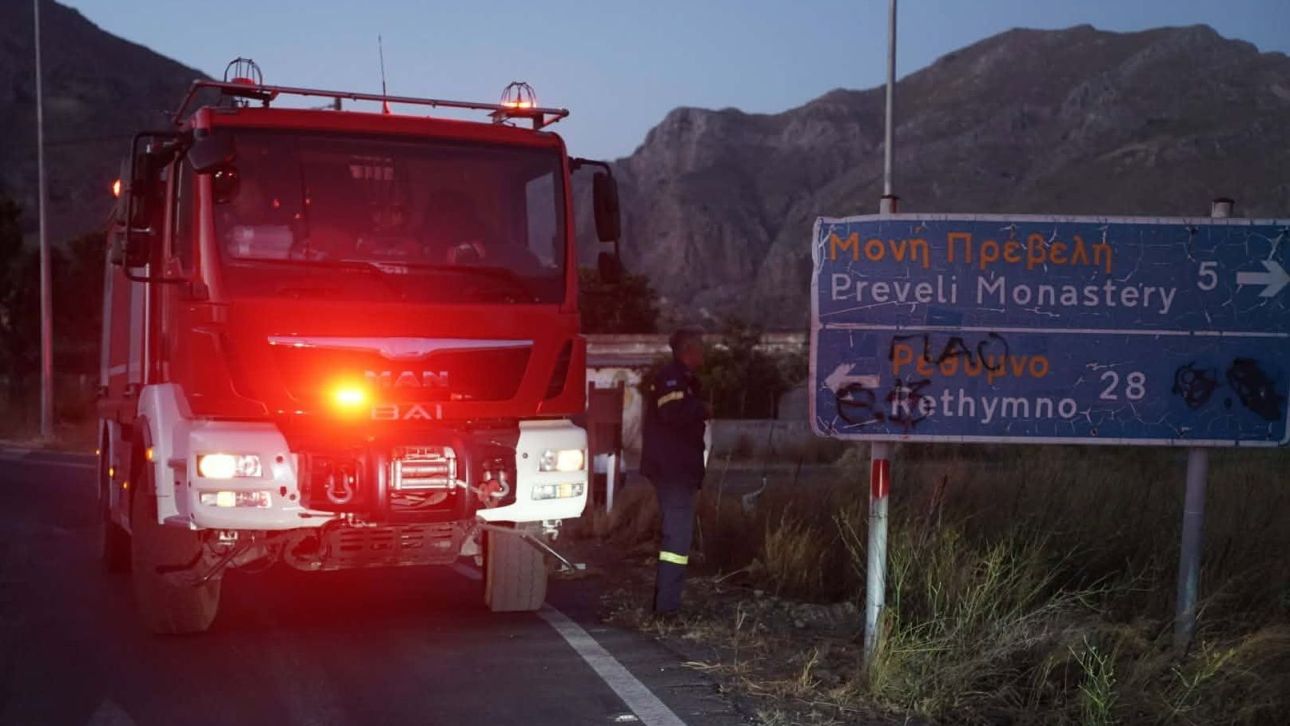 Liveblog: Κυκλωμένο από τις φλόγες το χωριό Ασώματος στο Ρέθυμνο - Μάχη με τη φωτιά και στην Πάρο