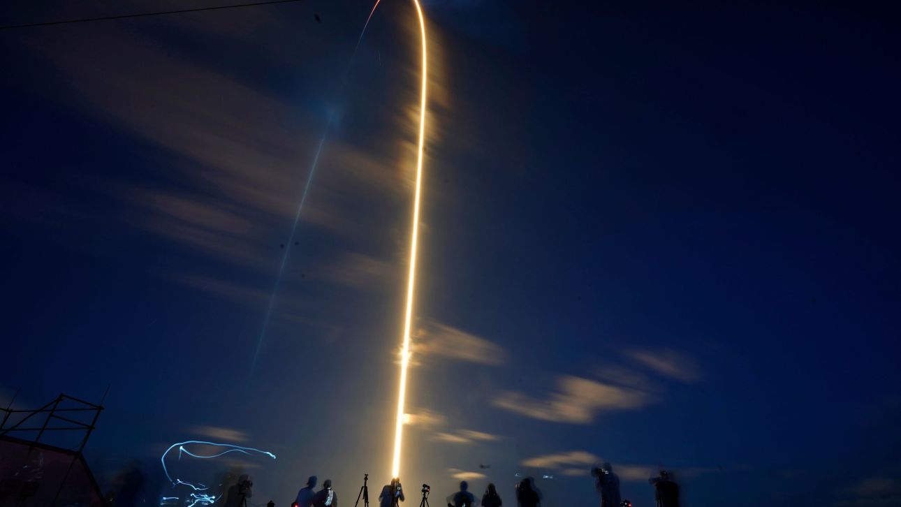 &Pi;ύ&rho;&alpha;&upsilon;&lambda;&omicron;&sigmaf; &tau;&eta;&sigmaf; SpaceX &theta;&alpha; &sigma;&upsilon;&nu;&tau;&rho;&iota;&beta;&epsilon;ί &sigma;&tau;&eta; &Sigma;&epsilon;&lambda;ή&nu;&eta; &mu;&epsilon; 8.400 &chi;&lambda;&mu;/ώ&rho;&alpha; - &Kappa;&rho;&omicron;ύ&sigma;&eta; ί&sigma;&eta; &mu;&epsilon; &tau;&rho;&epsilon;&iota;&sigmaf; &tau;ό&nu;&omicron;&upsilon;&sigmaf; TNT